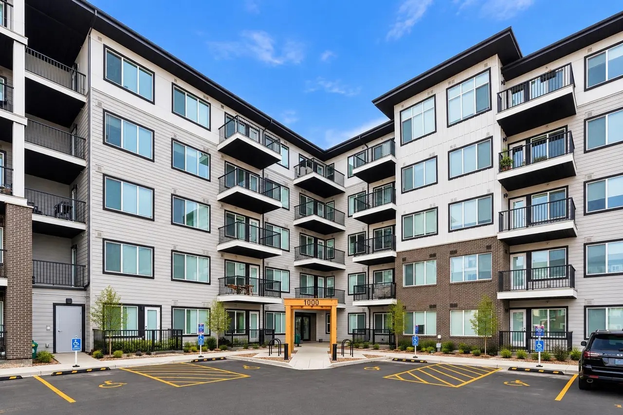 1218, 395 Skyview Parkway NE