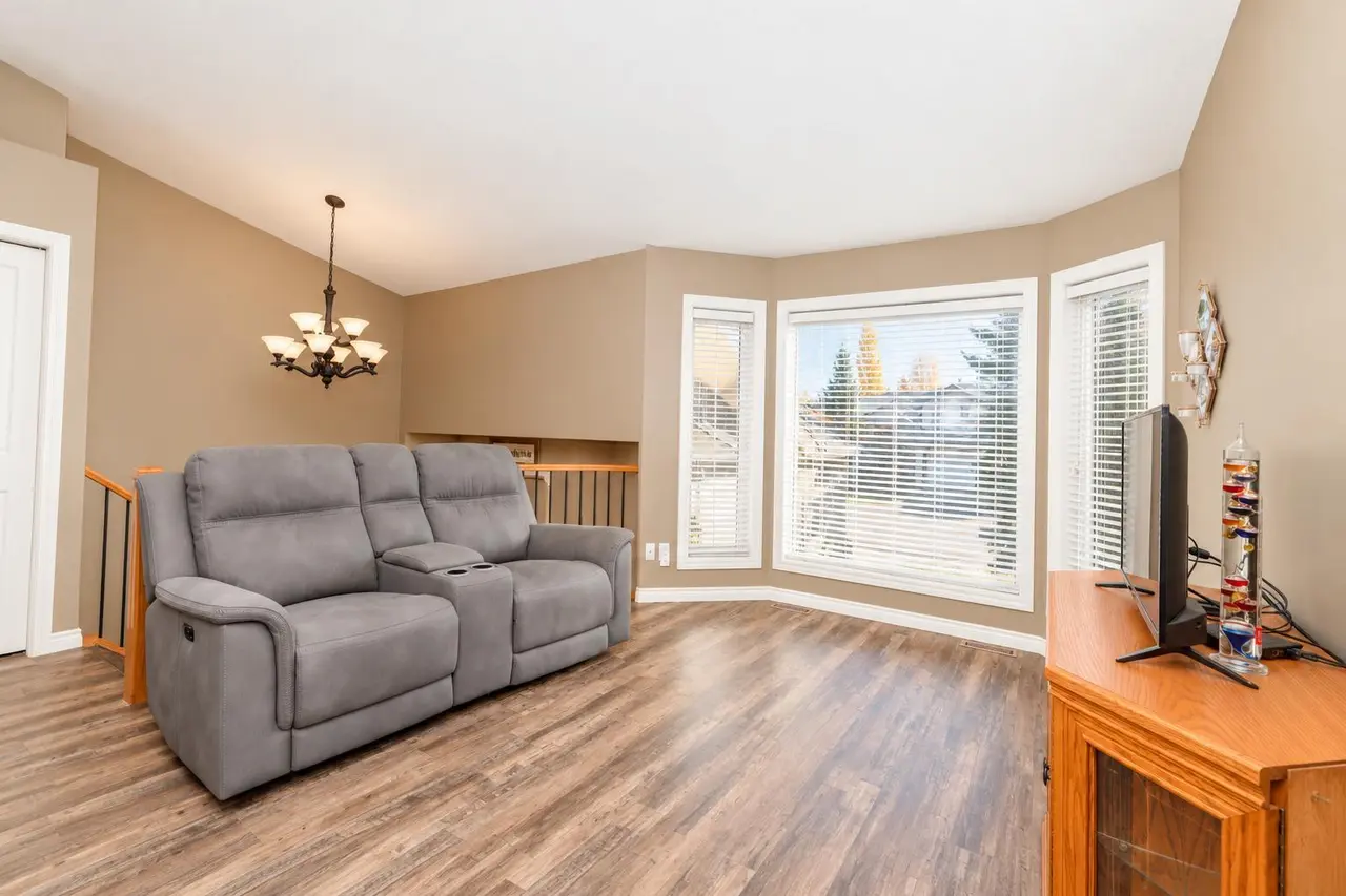 44 Isaacson Crescent 