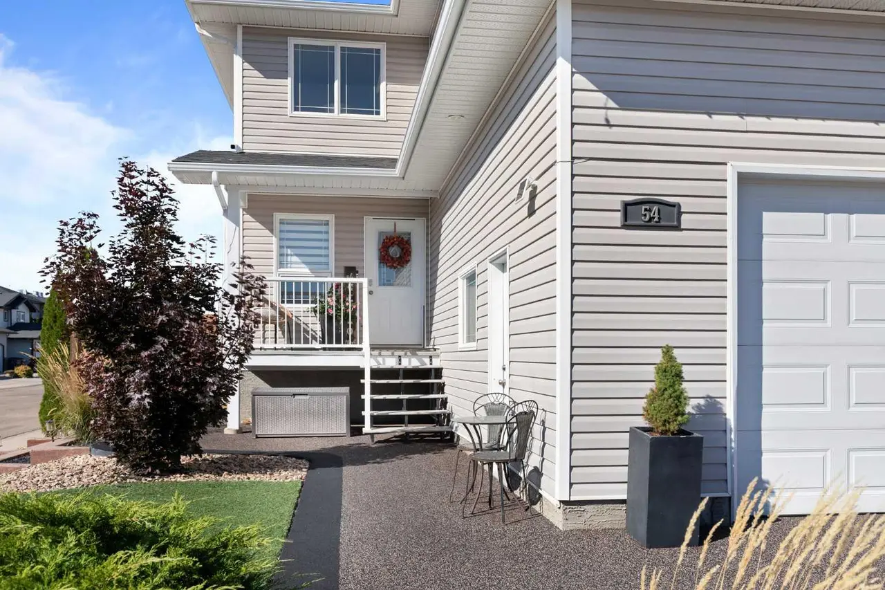 54 Vista Close SE