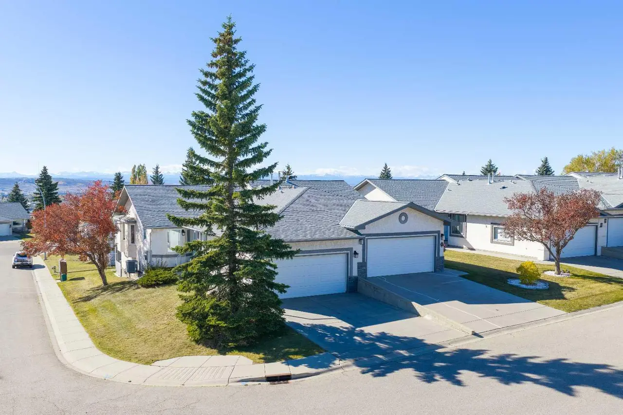4 ARBOUR CLIFF Court NW