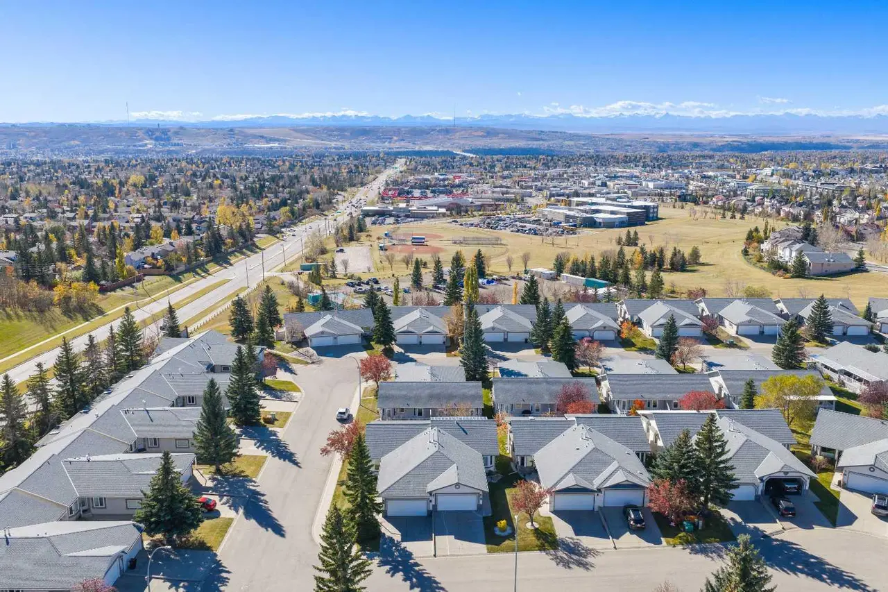 4 ARBOUR CLIFF Court NW