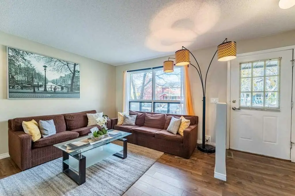 552 Queenston Gardens SE