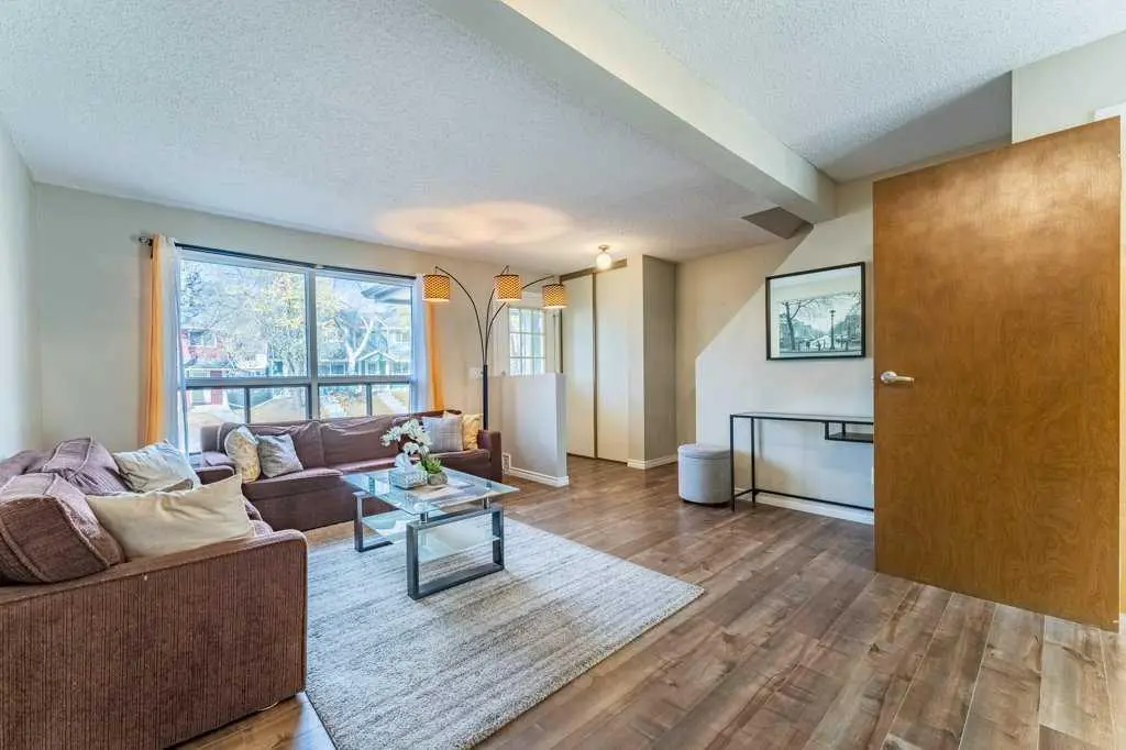 552 Queenston Gardens SE