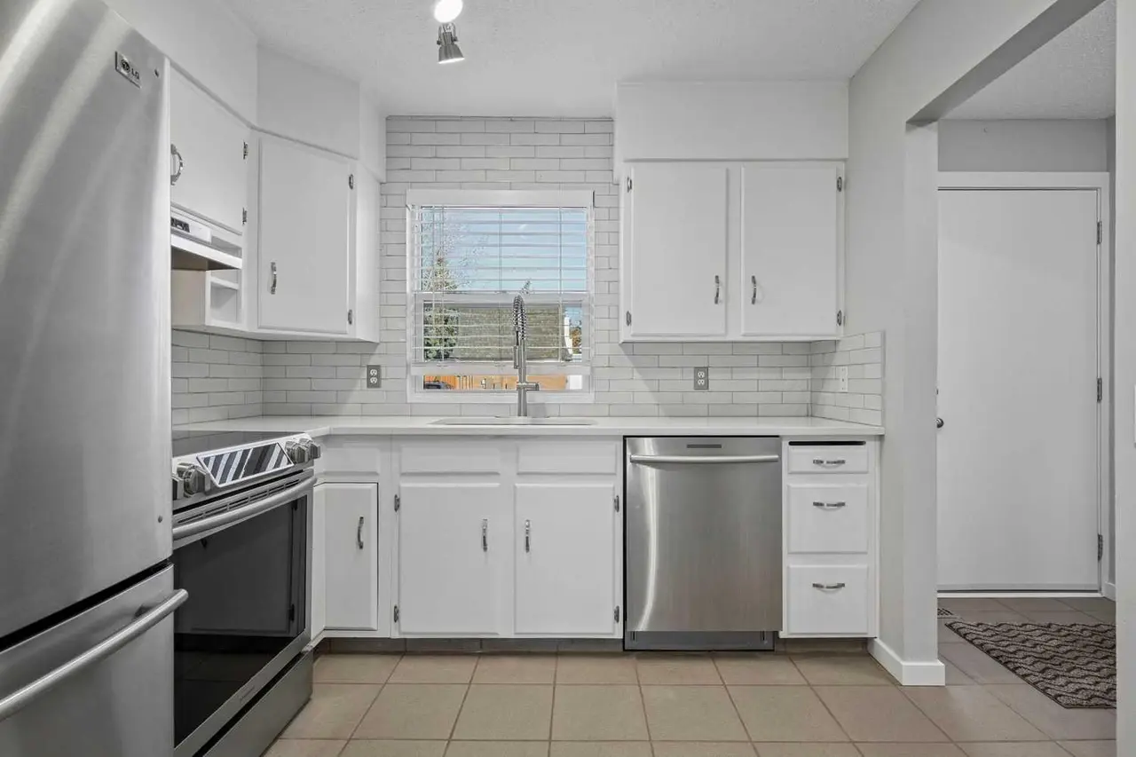 34, 330 Canterbury Drive SW