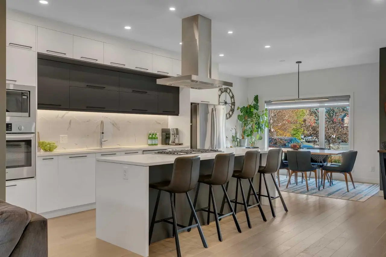 2327B Osborne Crescent SW
