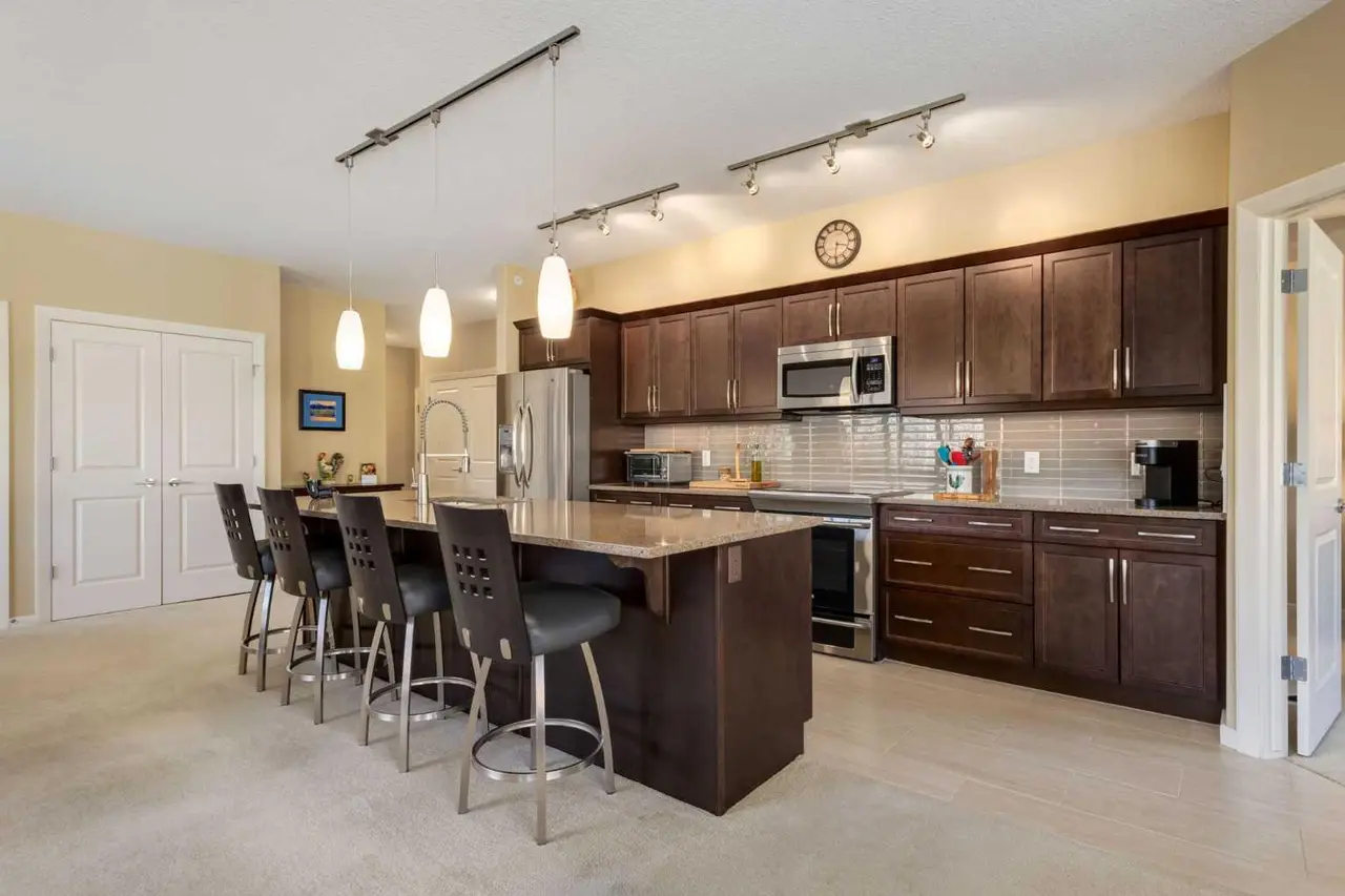 204, 103 Valley Ridge Manor NW
