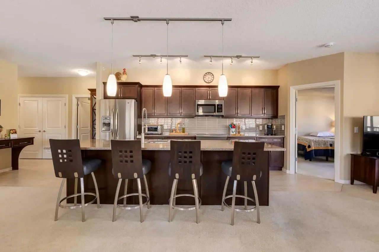 204, 103 Valley Ridge Manor NW